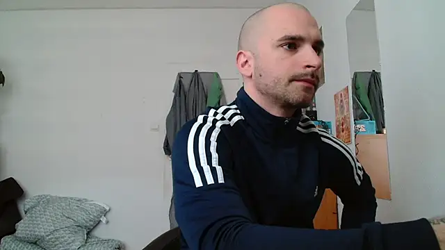 Snapshot of OskarBreno chatting on 05.25.26 OskarBreno online show from 05.25.26