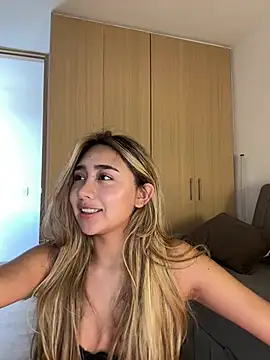 Hornyholly   online show from 04.26.26