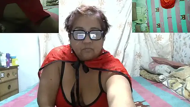 Snapshot of erinadarling79 chatting on 05.17.26 erinadarling79 online show from 05.17.26