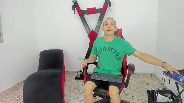 Snapshot of Isak_Millan chatting on 10.14.25 Isak Millan online show from 10.14.25