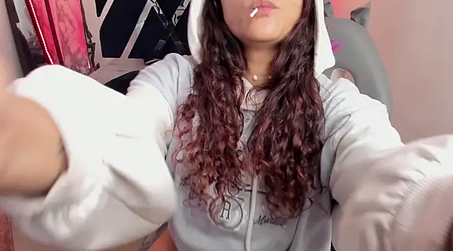 Snapshot of charlotte_bluee chatting on 02.18.25 charlotte bluee online show from 02.18.25