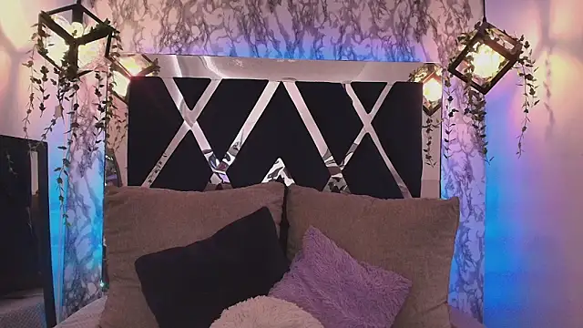 Snapshot of charlotte_bluee chatting on 10.06.25 charlotte bluee online show from 10.06.25