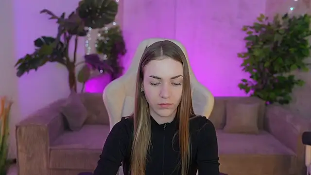 Snapshot of Layla_Sweet_ chatting on 03.17.25 Layla Sweet online show from 03.17.25