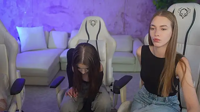 Snapshot of Layla_Sweet_ chatting on 10.21.25 Layla Sweet online show from 10.21.25