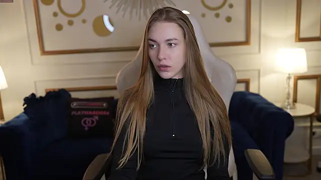 Snapshot of Layla_Sweet_ chatting on 12.14.25 Layla Sweet online show from 12.14.25