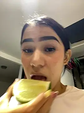 Snapshot of Arii_moon chatting on 12.19.25 Arii moon online show from 12.19.25