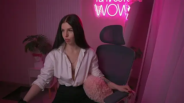 Snapshot of VictoriaPass chatting on 02.15.25 VictoriaPass online show from 02.15.25