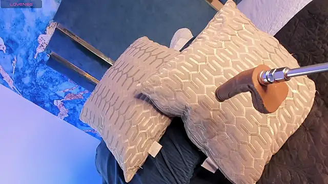 Natty roberts  online show from 11.26.25