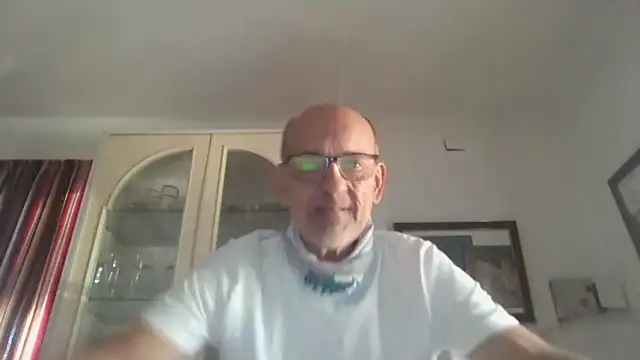 Snapshot of llopaco chatting on 10.15.25 llopaco online show from 10.15.25