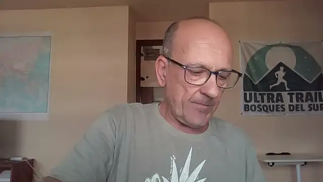 Snapshot of llopaco chatting on 10.19.25 llopaco online show from 10.19.25