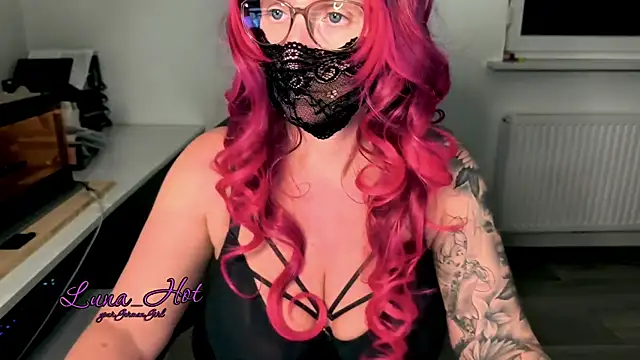 Snapshot of Lunalein chatting on 11.20.25 Lunalein online show from 11.20.25