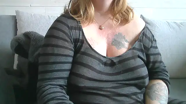 Snapshot of sizha6 chatting on 10.21.25 sizha6 online show from 10.21.25