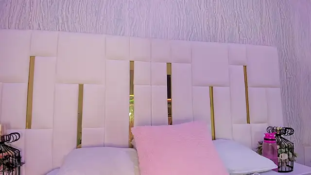 Snapshot of hillary_uckerman_ chatting on 10.04.25 hillary uckerman online show from 10.04.25