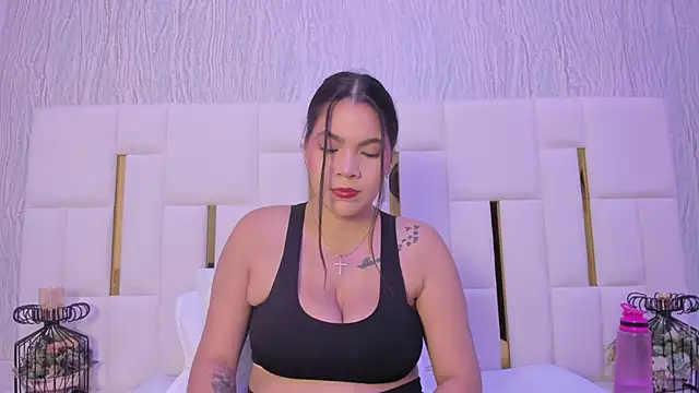 Snapshot of hillary_uckerman_ chatting on 10.26.25 hillary uckerman online show from 10.26.25