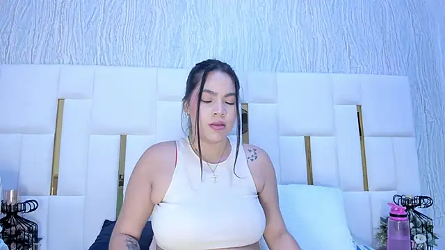 Snapshot of hillary_uckerman_ chatting on 11.07.25 hillary uckerman online show from 11.07.25