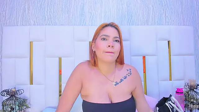 Snapshot of hillary_uckerman_ chatting on 12.21.25 hillary uckerman online show from 12.21.25