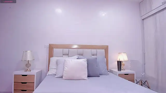 hillary uckerman  online show from 04.18.26