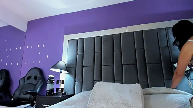 Aisha Nowak online show from 03.04.25