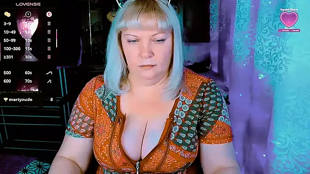 Snapshot of FlowerButterf chatting on 12.13.25 FlowerButterf online show from 12.13.25