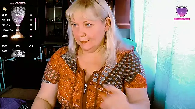 Snapshot of FlowerButterf chatting on 12.15.25 FlowerButterf online show from 12.15.25