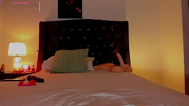 Snapshot of Skay_Hot chatting on 10.22.25 Skay Hot online show from 10.22.25