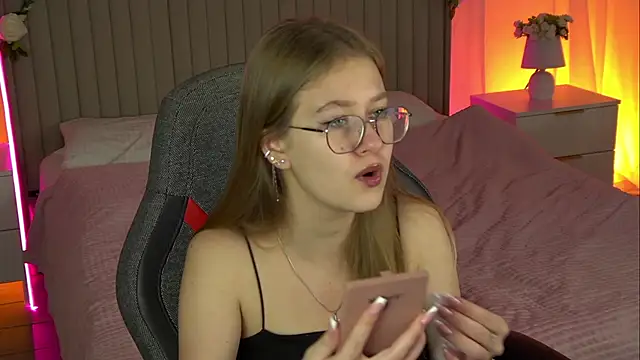 EveMundie online show from 10.22.25