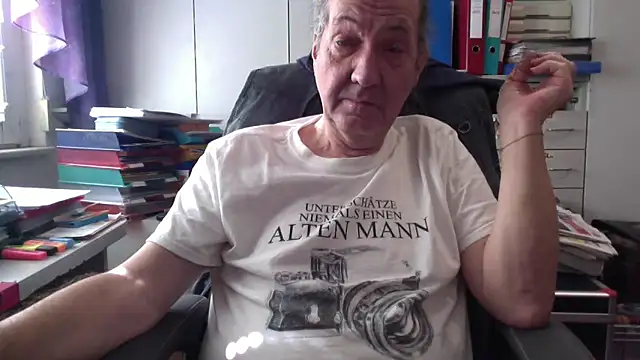 Snapshot of HMStraps01 chatting on 02.25.25 HMStraps01 online show from 02.25.25