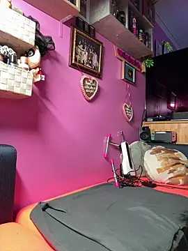 Snapshot of sexymelli18 chatting on 12.02.25 sexymelli18 online show from 12.02.25