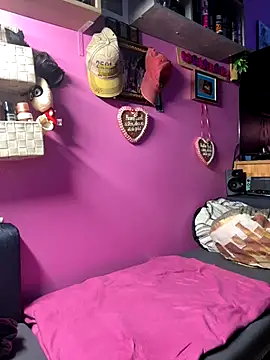 Snapshot of sexymelli18 chatting on 12.21.25 sexymelli18 online show from 12.21.25