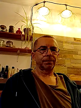 Snapshot of Xavspank2 chatting on 11.15.25 Xavspank2 online show from 11.15.25