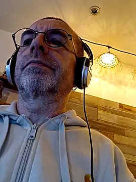 Snapshot of Xavspank2 chatting on 12.15.25 Xavspank2 online show from 12.15.25