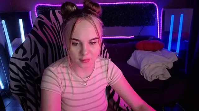 Snapshot of Dyna_bae chatting on 11.10.25 Dyna bae online show from 11.10.25