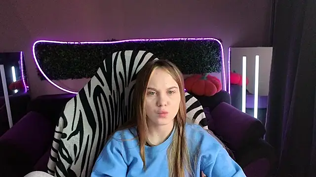 Snapshot of Dyna_bae chatting on 11.17.25 Dyna bae online show from 11.17.25