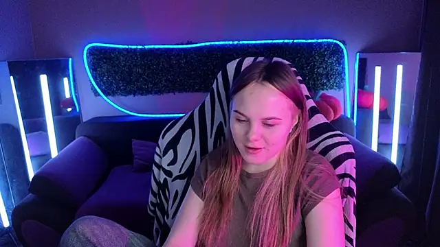 Snapshot of Dyna_bae chatting on 11.19.25 Dyna bae online show from 11.19.25