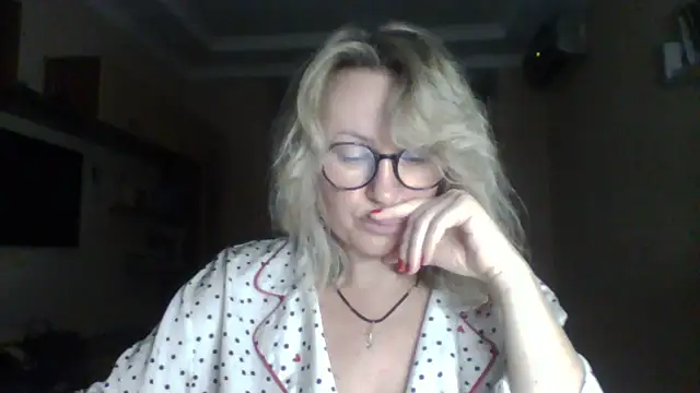 Snapshot of Mary888x chatting on 10.11.25 Mary888x online show from 10.11.25