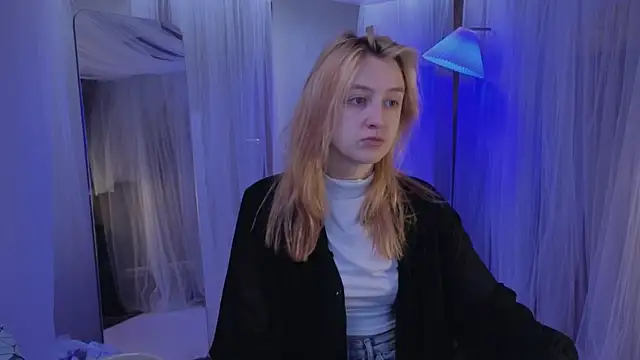 Snapshot of aishiro chatting on 11.25.25 aishiro online show from 11.25.25