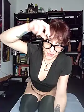 Snapshot of MirianaB chatting on 12.19.25 MirianaB online show from 12.19.25