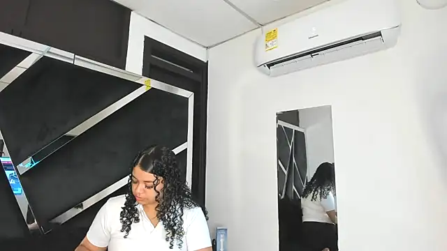 Snapshot of Rubyxht chatting on 11.21.25 Rubyxht online show from 11.21.25