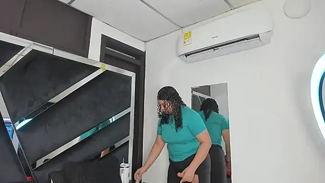 Snapshot of Rubyxht chatting on 11.25.25 Rubyxht online show from 11.25.25