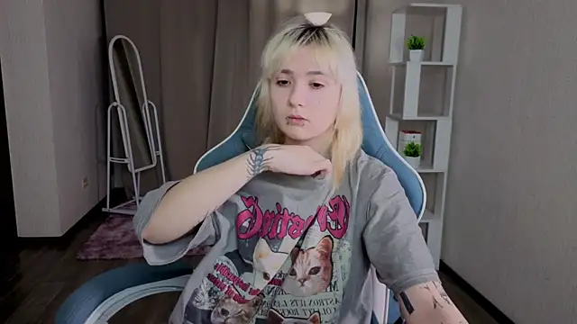 Snapshot of Nasy chatting on 12.01.25 Nasy online show from 12.01.25