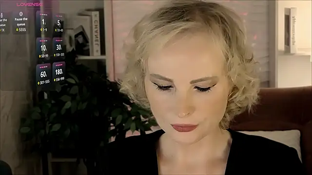 Snapshot of Sandra_Kind chatting on 10.23.25 Sandra Kind online show from 10.23.25