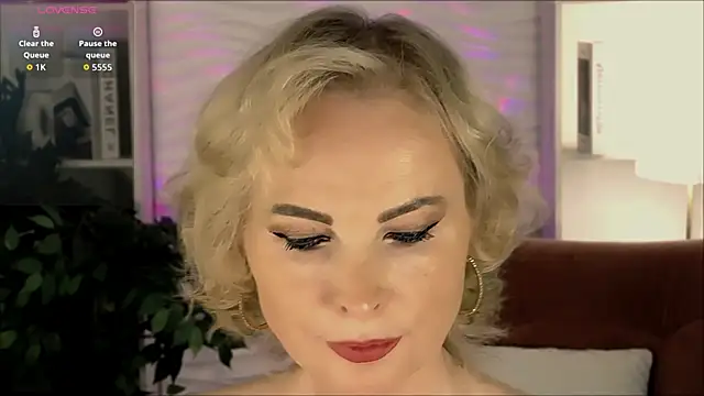 Snapshot of Sandra_Kind chatting on 10.24.25 Sandra Kind online show from 10.24.25