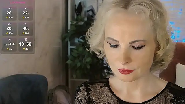 Snapshot of Sandra_Kind chatting on 11.20.25 Sandra Kind online show from 11.20.25