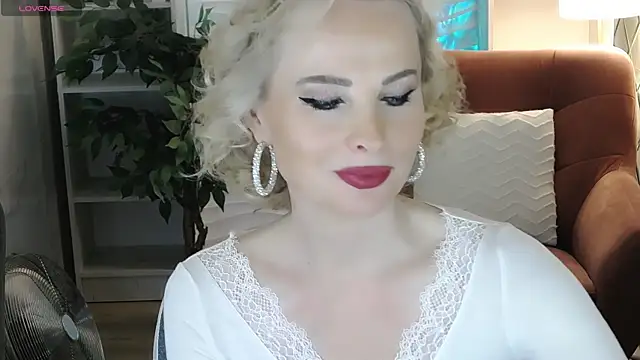 Snapshot of Sandra_Kind chatting on 12.14.25 Sandra Kind online show from 12.14.25