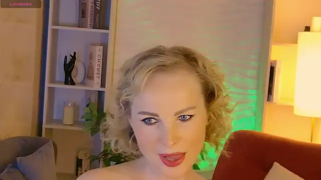 Snapshot of Sandra_Kind chatting on 04.11.26 Sandra Kind online show from 04.11.26