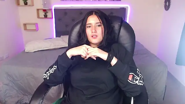 Snapshot of amy_royale chatting on 02.23.25 amy royale online show from 02.23.25