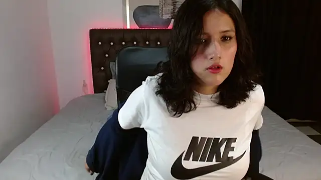 Snapshot of amy_royale chatting on 03.06.25 amy royale online show from 03.06.25