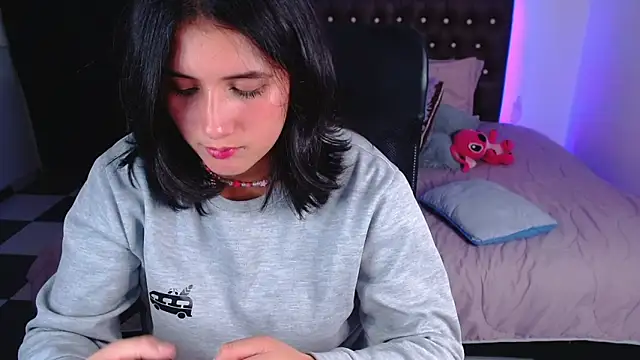 Snapshot of amy_royale chatting on 03.11.25 amy royale online show from 03.11.25