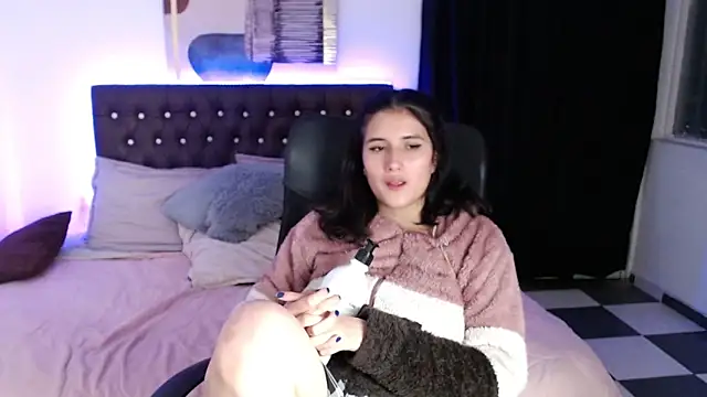 Snapshot of amy_royale chatting on 03.18.25 amy royale online show from 03.18.25