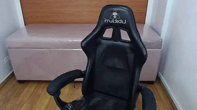 Snapshot of catalina25_t chatting on 10.29.25 catalina25 t online show from 10.29.25